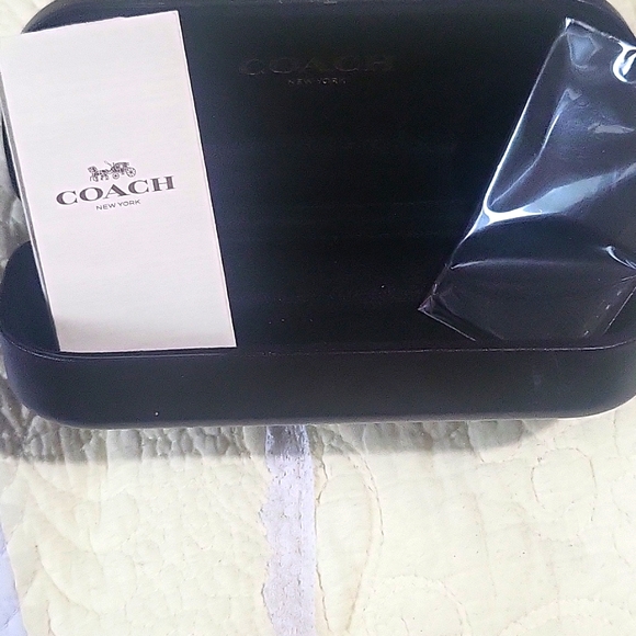 Women's red coach sunglasses in the box with gold chains on the top of the eye - Picture 4 of 10